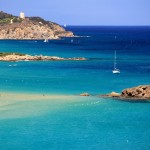 Baia di Chia con la torre e l'isolotto di Su Giudeu