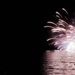 Fuochi d'artificio visti dall'acqua