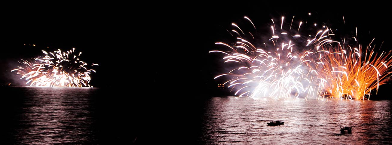 Fuochi d'artificio visti dall'acqua