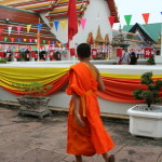 Un giovane monaco al tempio di Bangkok in Thailandia