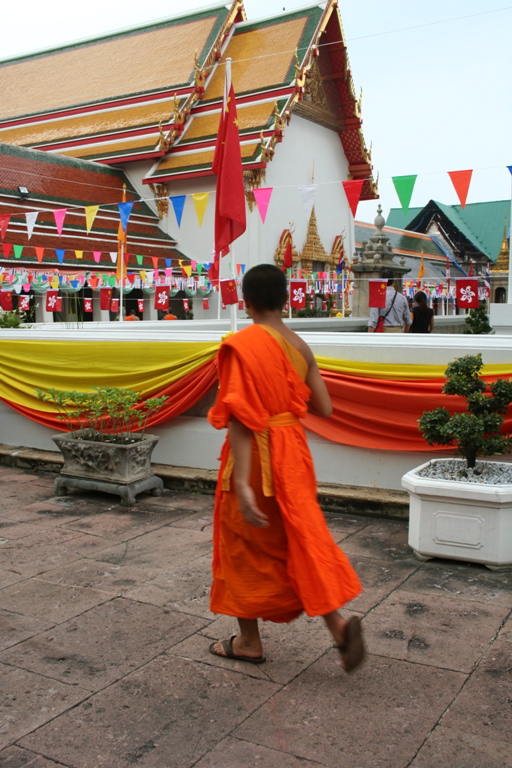 Un giovane monaco al tempio di Bangkok in Thailandia