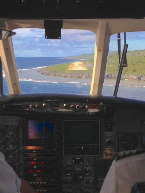 In atterraggio sulla pista sterrata di Mangaia