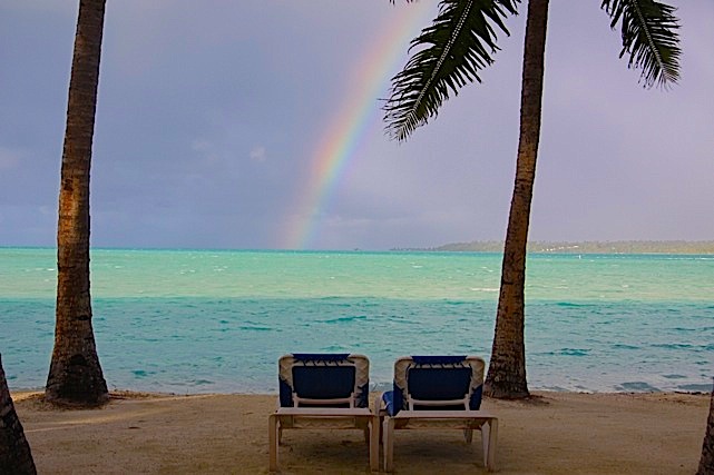 L'arcobaleno davanti al Lagoon Resort di Aiututaki