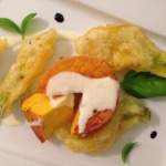 Budino di zucca con i suoi fiori in tempura.