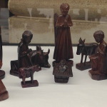 Madagascar, Natività in legno di mogano. Particolare la statuina incappucciata.