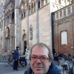 Massimo Maranini nella sua Ferrara con il Duomo alle spalle