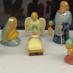 Russia, Statuine con abiti della tradizione e decorazioni floreali tipiche.