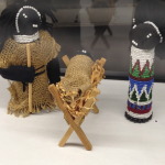 Sud Africa, statuine stile Zulu con decorazioni in perline.