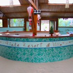 La hall del Riake Resort, con l'originale pavimento di sabbia.