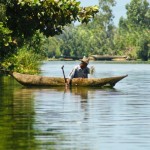 Nel Canale di Pangalanes con le piroghe sulle quali si spostano le famiglie  (credito ONTM)