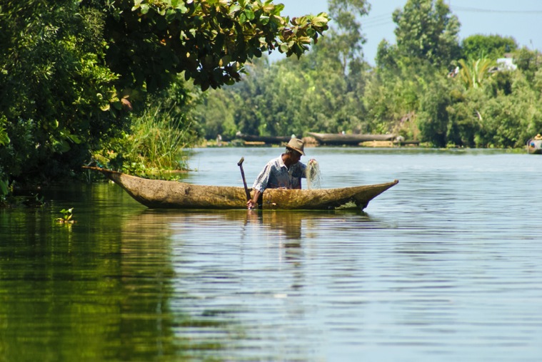 Nel Canale di Pangalanes con le piroghe sulle quali si spostano le famiglie  (credito ONTM)