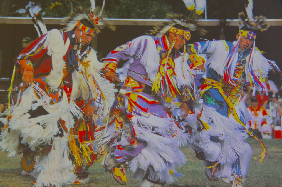 Indiani della tribù Pow Wow durante una tipica danza