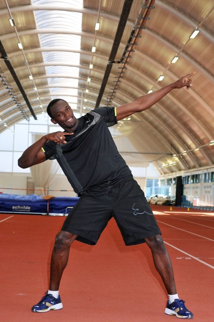 Bolt e la celebre posa anche in allenamento