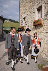 Un gruppo di Cimbri a passeggio nei loro abiti tradizionali