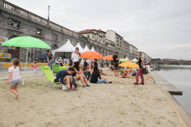 Torino, la spiaggia ai Murazzi