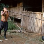 Un nativo Achuar con la cerbottana in Amazzonia