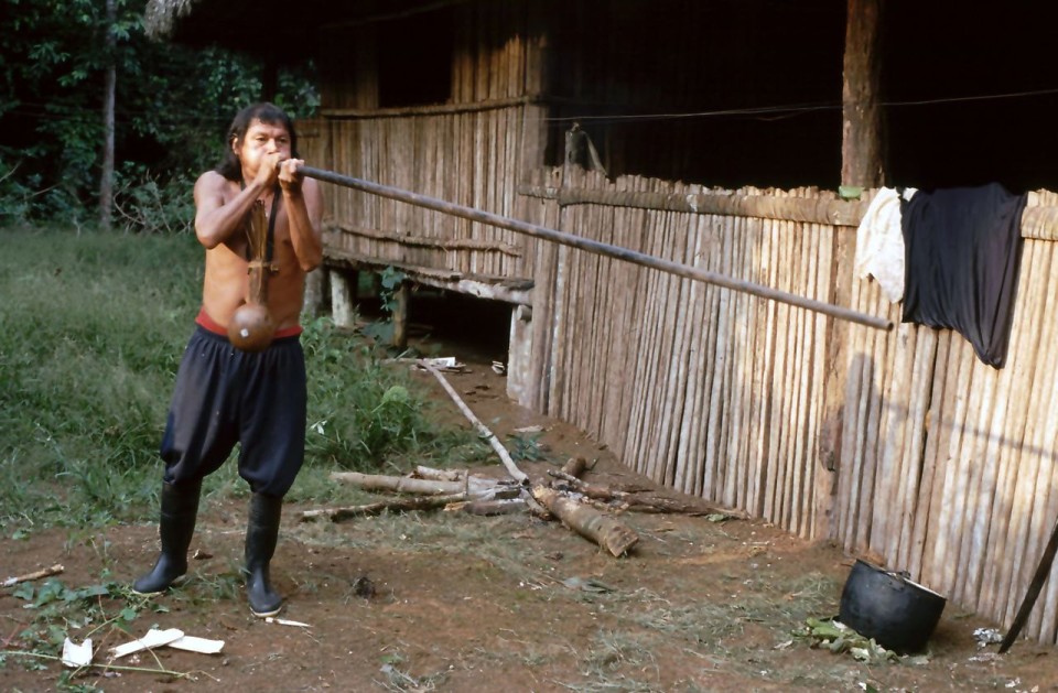 Un nativo Achuar con la cerbottana in Amazzonia
