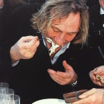 Depardieu mentre assaggia il piatto (foto Bruno Murialdo).