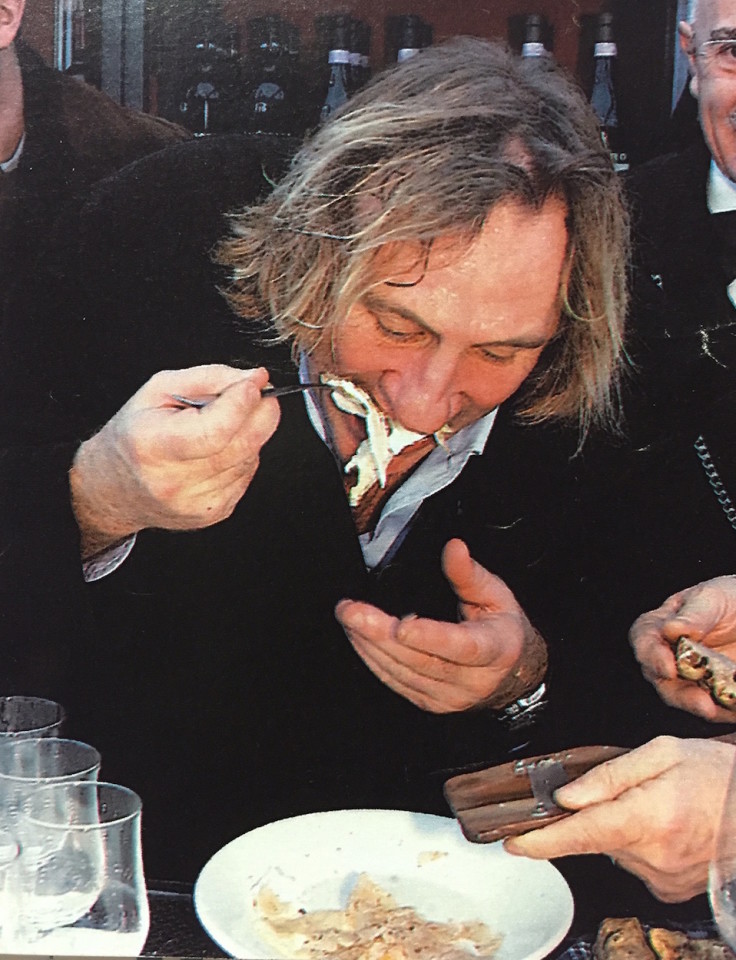 Depardieu mentre assaggia il piatto (foto Bruno Murialdo).