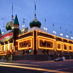 Il Corn Palace illuminato