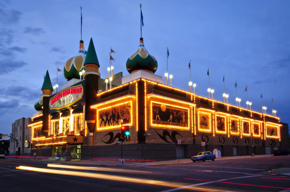 Il Corn Palace illuminato