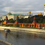 Sulla Moscova con dietro il Cremlino e le guglie di Piazza delle Cattedrali