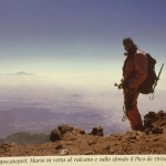 Pocatapetl, Mario in vetta al vulcano e sullo sfondo il Pico di Orizaba