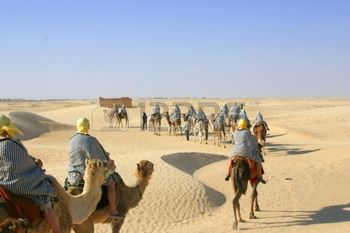 Un gruppo di turisti in escursione nel deserto