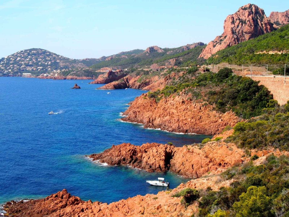 La costa con le rosse rocce dell'Esterel