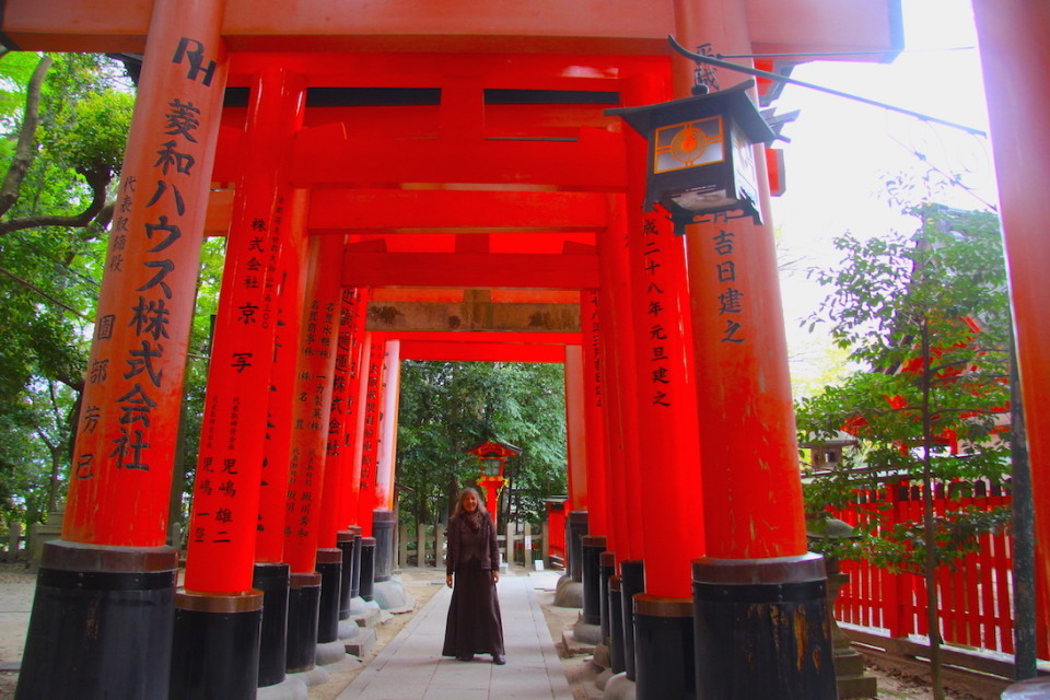 All'ingresso dei Torii di Fushimi Inari