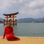 Davanti al grande Torii galleggiante di Miyajima durante l'alta marea