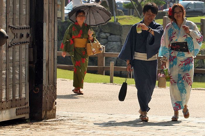 Donne e uomini avvolti nello Yukata