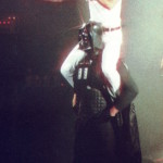 Freddie Mercury sulle spalle di Darth Vader