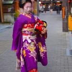 Una geisha al suo arrivo al locale