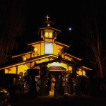 L'esterno della Chiesa sotto la luna