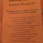 Parte del menu su lunga pergamena arrotolata