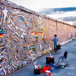 Il Muro di Berlino con 'graffitari' e graffiti