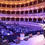 Il teatro gremito visto dal palco