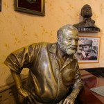 El Floridita con la statua di Hemingway al bancone