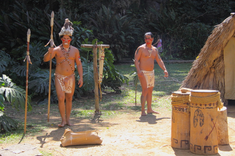 Un villaggio indios ricostruito prima della Grotta in Valle de VInales