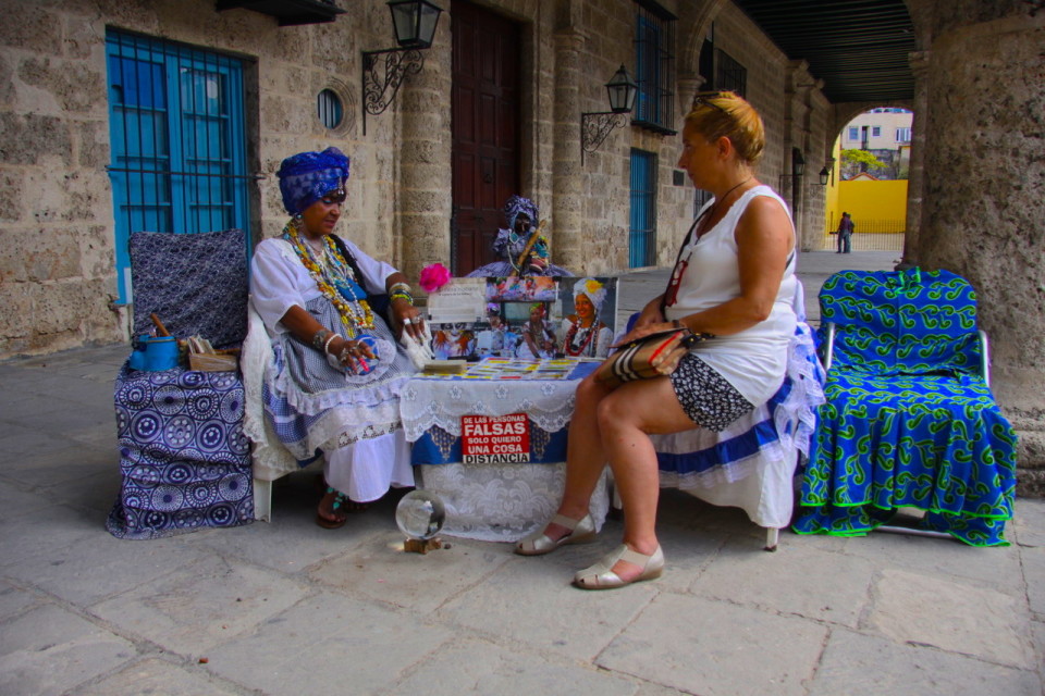 nel-centro-dellhavana-una-lettura-di-carte