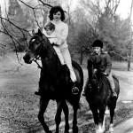 First Lady Jacqueline Kennedy a cavallo con i figli, ritratta nel Museo di Boston.