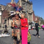 Con un indigeno in costume azteco in centro a Mexico City