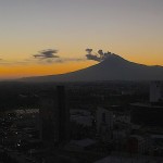 Dalla ruota panoramica si vede Popocatepetl che sbuffa