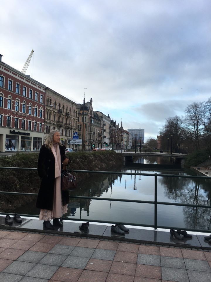 Con dietro il canale a Malmo centro