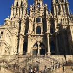 Sullo sfondo di praza do Obradoiro la Cattedrale