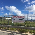 Il pannello che indica il pericolo all'aeroporto di Princess Juliana