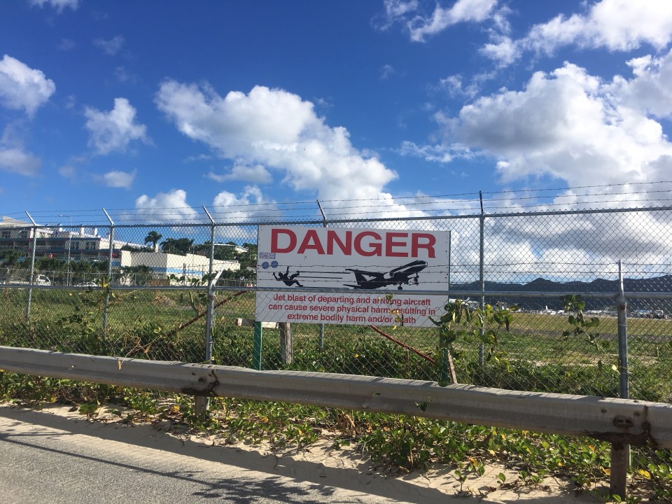 Il pannello che indica il pericolo all'aeroporto di Princess Juliana