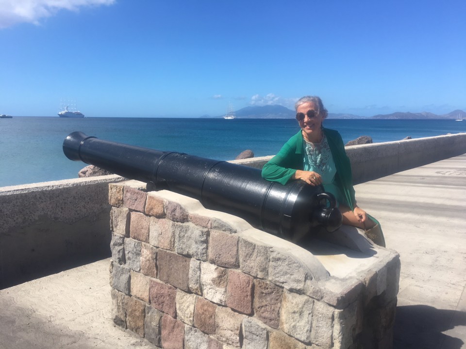 Sul lungomare di St Kitts&Nevis, prima del museo casa di Alexandre Hamilton