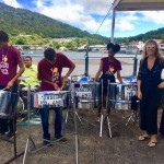 I classici complessi dei Caraibi mentre suonano la steeldrum